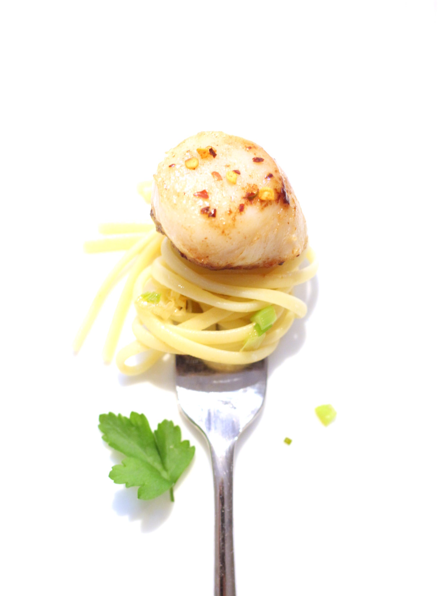 Seared scallops linguine cooked with spring onions and garlic butter - Croque-Maman