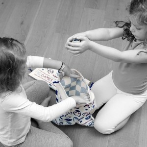 Play' Checkers Draughts travel game - Mesdames Messieurs (girls bag) - Les jouets libres - Croque-Maman