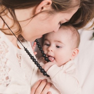 Black rounded Colomba teething necklace for mum - Lifestyle 2 - MintyWendy - Croque-Maman