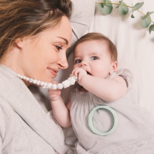 Marble Mumtaz Mahal teething necklace for mum - Lifestyle 2 - MintyWendy - Croque-Maman